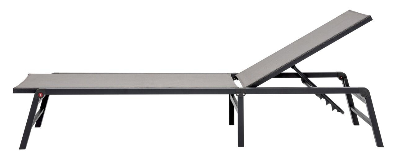Zijaanzicht van een moderne tuinstoel met verstelbare rugleuning en stevig metalen frame.