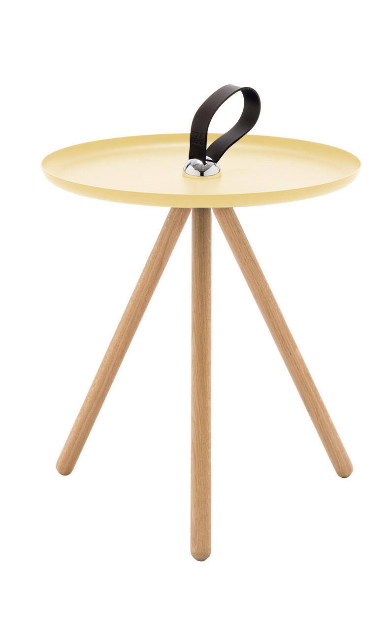 Runder Beistelltisch mit gelber Tischplatte, drei Holzbeinen und einem schwarzen Griff in der Mitte, seitliche Perspektive.