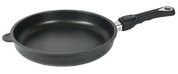 Bratpfanne mit einem Durchmesser von 28 cm, seitliche Perspektive, schwarzes Design mit abnehmbarem Griff.