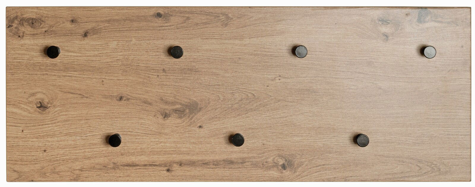 Vogelperspektive auf eine Wandgarderobe aus Holz mit sieben schwarzen Haken.