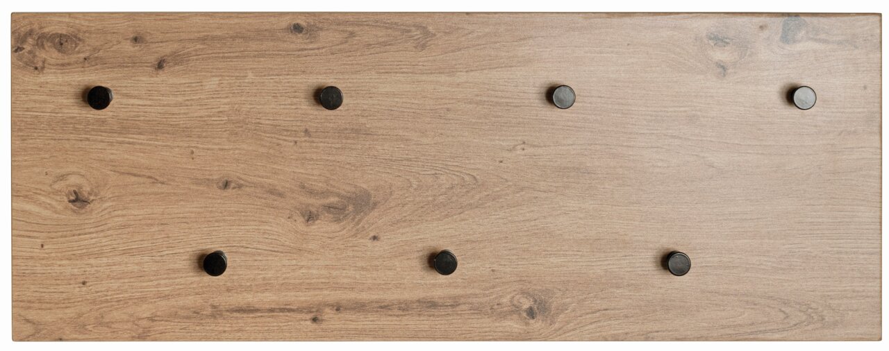 Vogelperspektive auf eine Wandgarderobe aus Holz mit sieben schwarzen Haken.
