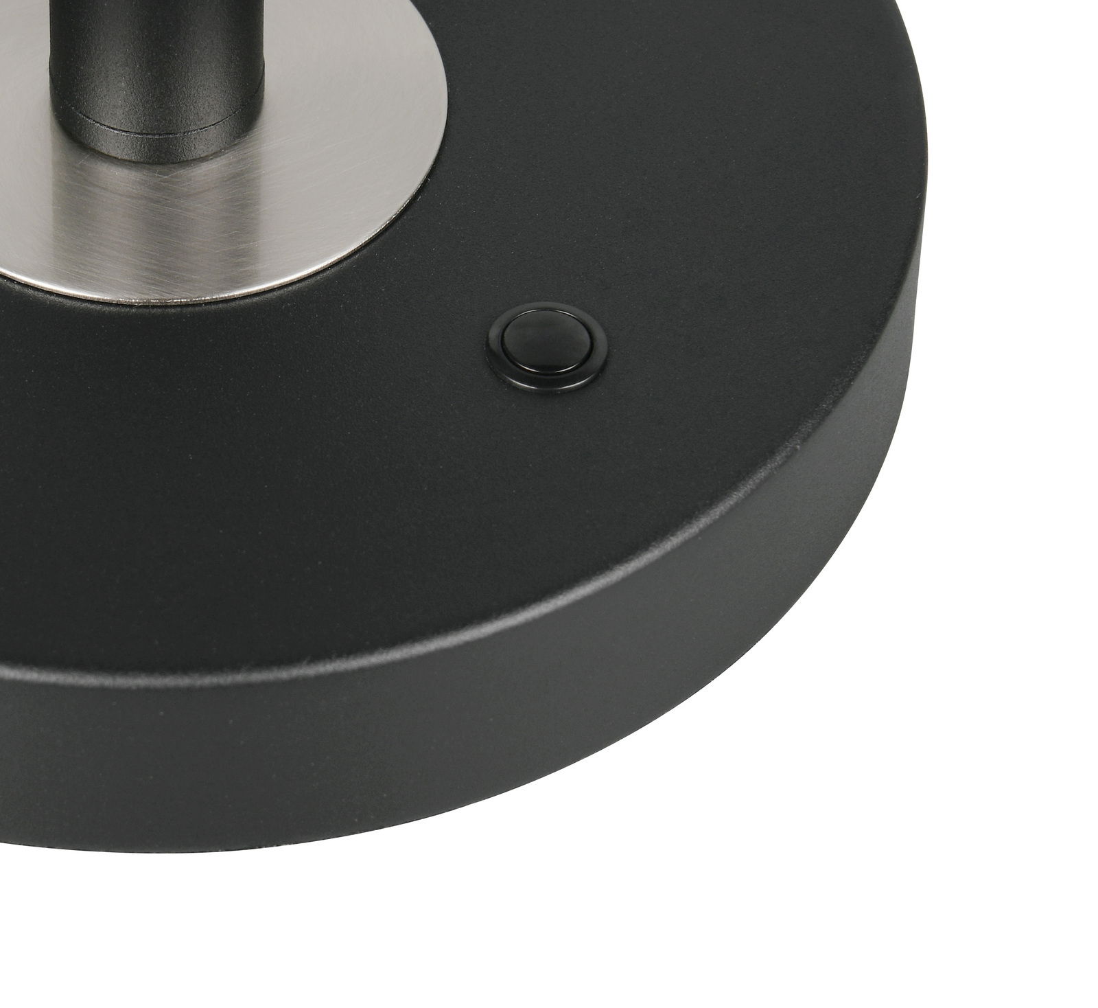 Trio Leuchten LED-Schreibtischleuchte MONZA Nahaufnahme der Basis einer LED-Schreibtischleuchte mit rundem schwarzen Sockel und silbernem Standfuß, seitliche Perspektive