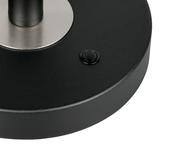 Nahaufnahme der Basis einer LED-Schreibtischleuchte mit rundem schwarzen Sockel und silbernem Standfuß, seitliche Perspektive