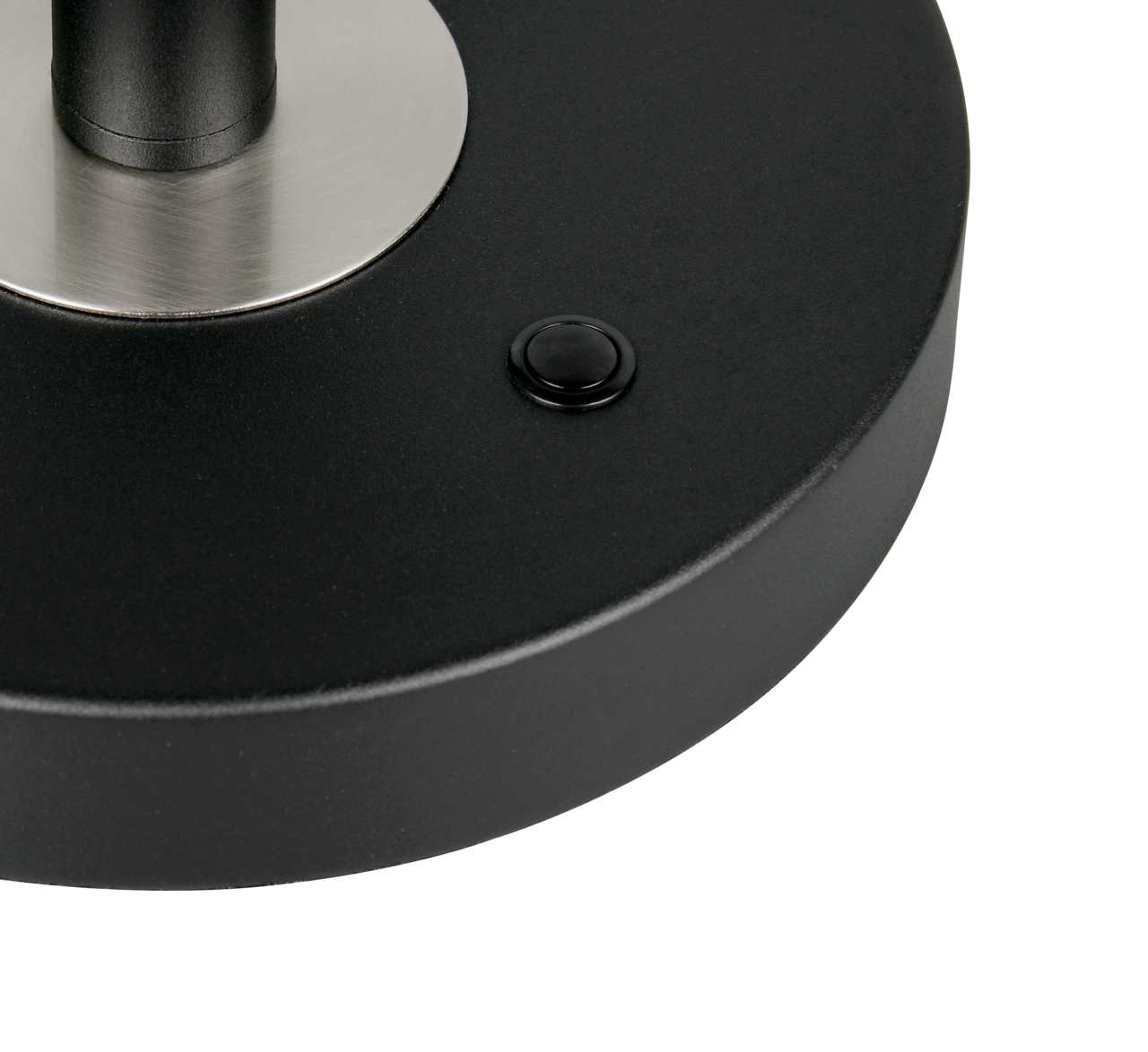 Nahaufnahme der Basis einer LED-Schreibtischleuchte mit rundem schwarzen Sockel und silbernem Standfuß, seitliche Perspektive