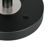 Nahaufnahme der Basis einer LED-Schreibtischleuchte mit rundem schwarzen Sockel und silbernem Standfuß, seitliche Perspektive