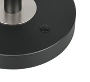 Nahaufnahme der Basis einer LED-Schreibtischleuchte mit rundem schwarzen Sockel und silbernem Standfuß, seitliche Perspektive