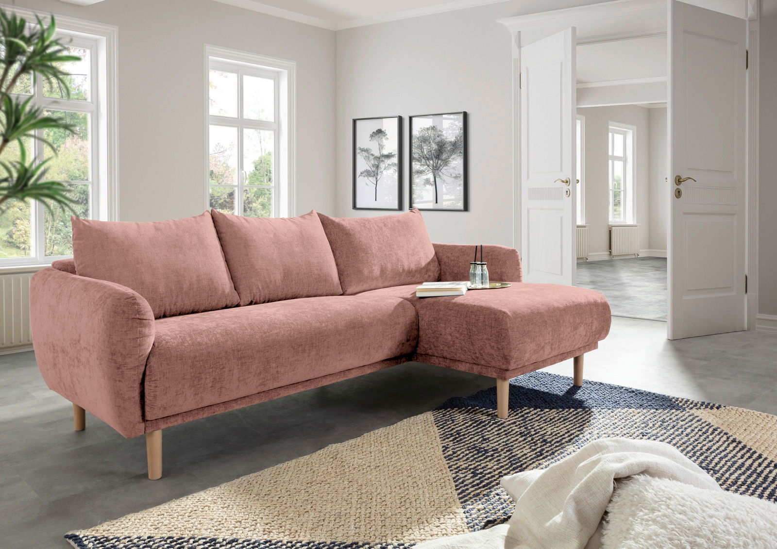 Z2 Ecksofa POWER Rosa Ecksofa mit Ottomane in einem modernen Wohnzimmer, seitliche Perspektive