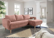 Rosa Ecksofa mit Ottomane in einem modernen Wohnzimmer, seitliche Perspektive