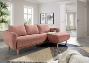 Rosa Ecksofa mit Ottomane in einem modernen Wohnzimmer, seitliche Perspektive