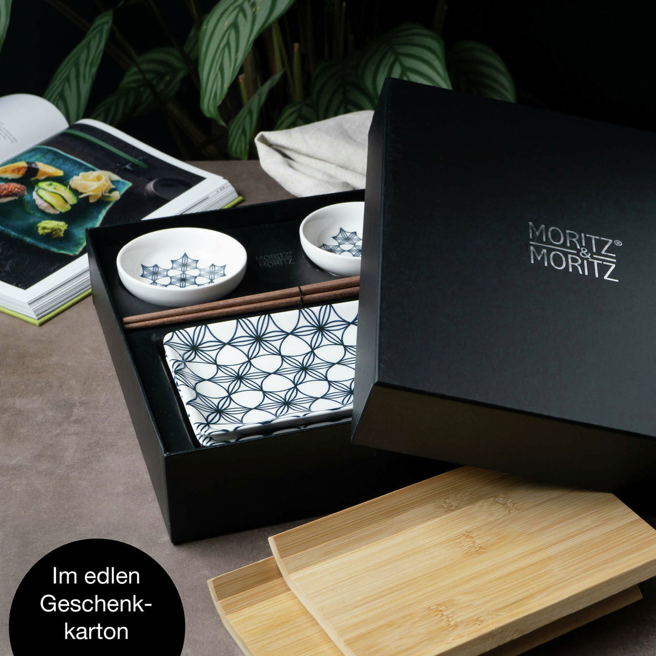 Sushi Set 10-teilig mit blauen Blumenmuster, präsentiert in einer edlen Geschenkbox, von oben fotografiert.