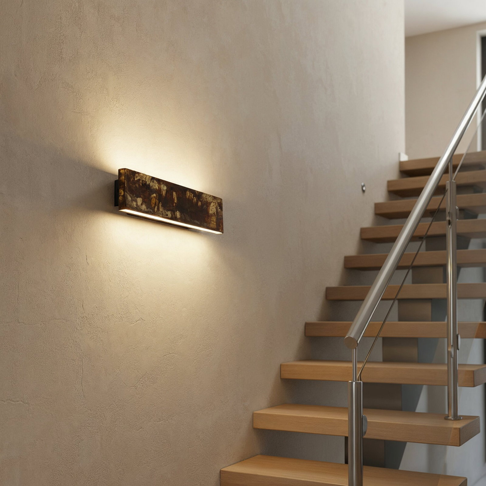LED-Wandleuchte in modernem Design, montiert an einer Wand neben einer Holztreppe, seitliche Perspektive