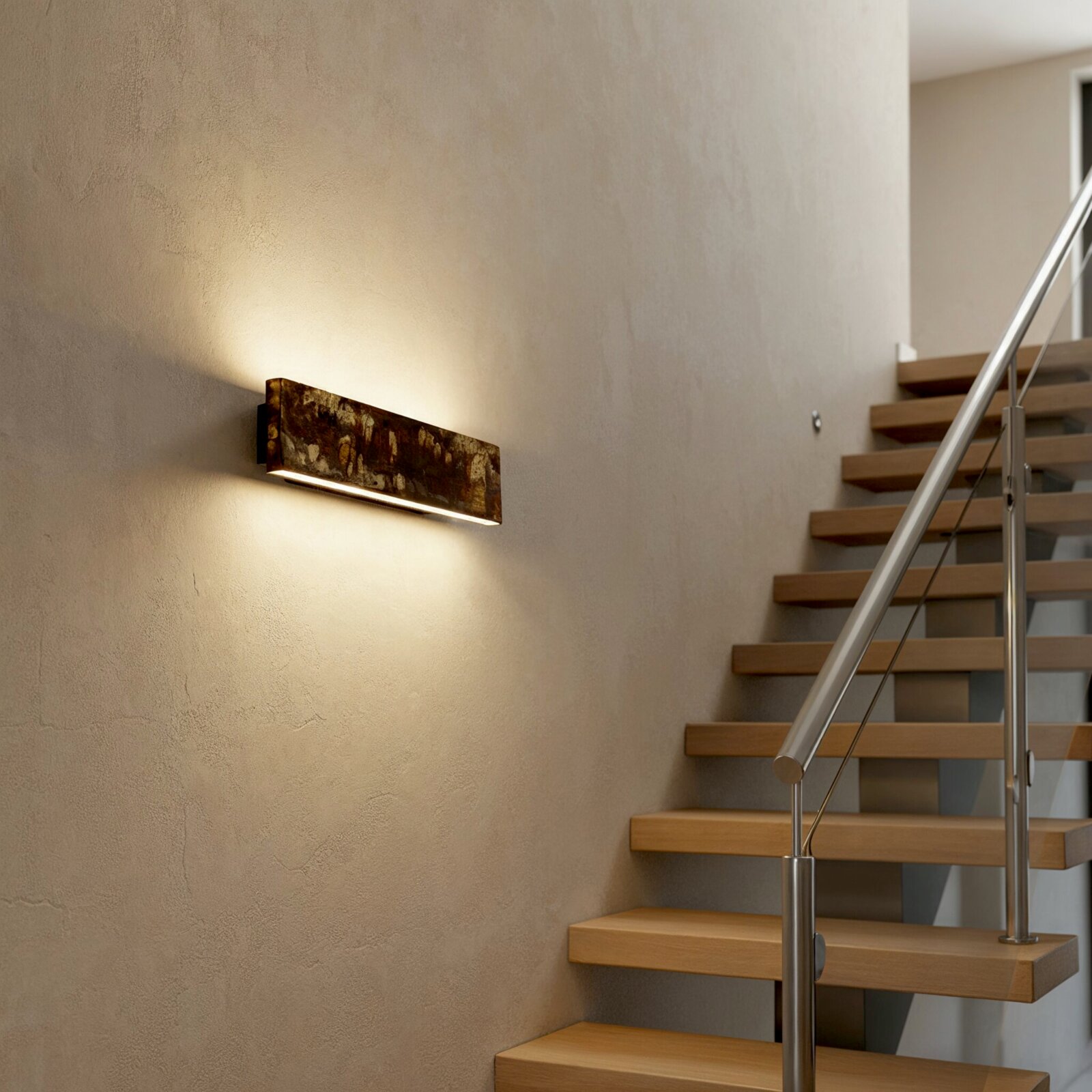Dieter Knoll LED-Wandleuchte WANDLEUCHTE LED-Wandleuchte in modernem Design, montiert an einer Wand neben einer Holztreppe, seitliche Perspektive