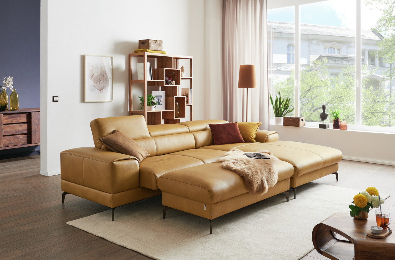 Gemütliche Longchairkombination in einem modernen Wohnzimmer, seitliche Perspektive