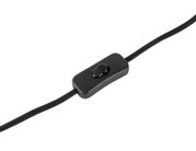 Schwarzer Inline-Kabelschalter mit Druckknopf an einem geflochtenen Kabel, Nahaufnahme in leicht schräger Draufsicht auf weißem Hintergrund