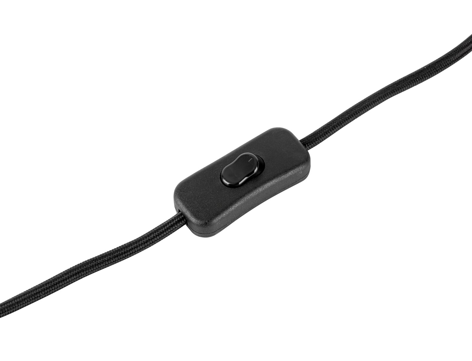 Schwarzer Inline-Kabelschalter mit Druckknopf an einem geflochtenen Kabel, Nahaufnahme in leicht schräger Draufsicht auf weißem Hintergrund