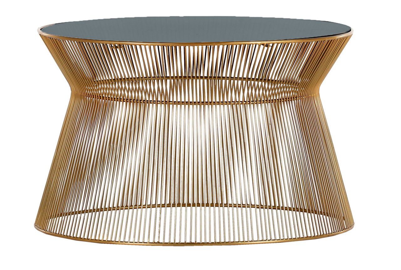 Moderner Couchtisch mit goldenen Metallstreben und runder Glasplatte, seitliche Perspektive