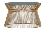 Moderner Couchtisch mit goldenen Metallstreben und runder Glasplatte, seitliche Perspektive