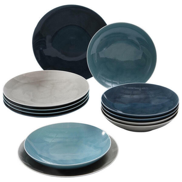 Verschiedene Teller eines 12-teiligen Tafelservices in verschiedenen Blautönen und Grau, von oben betrachtet.