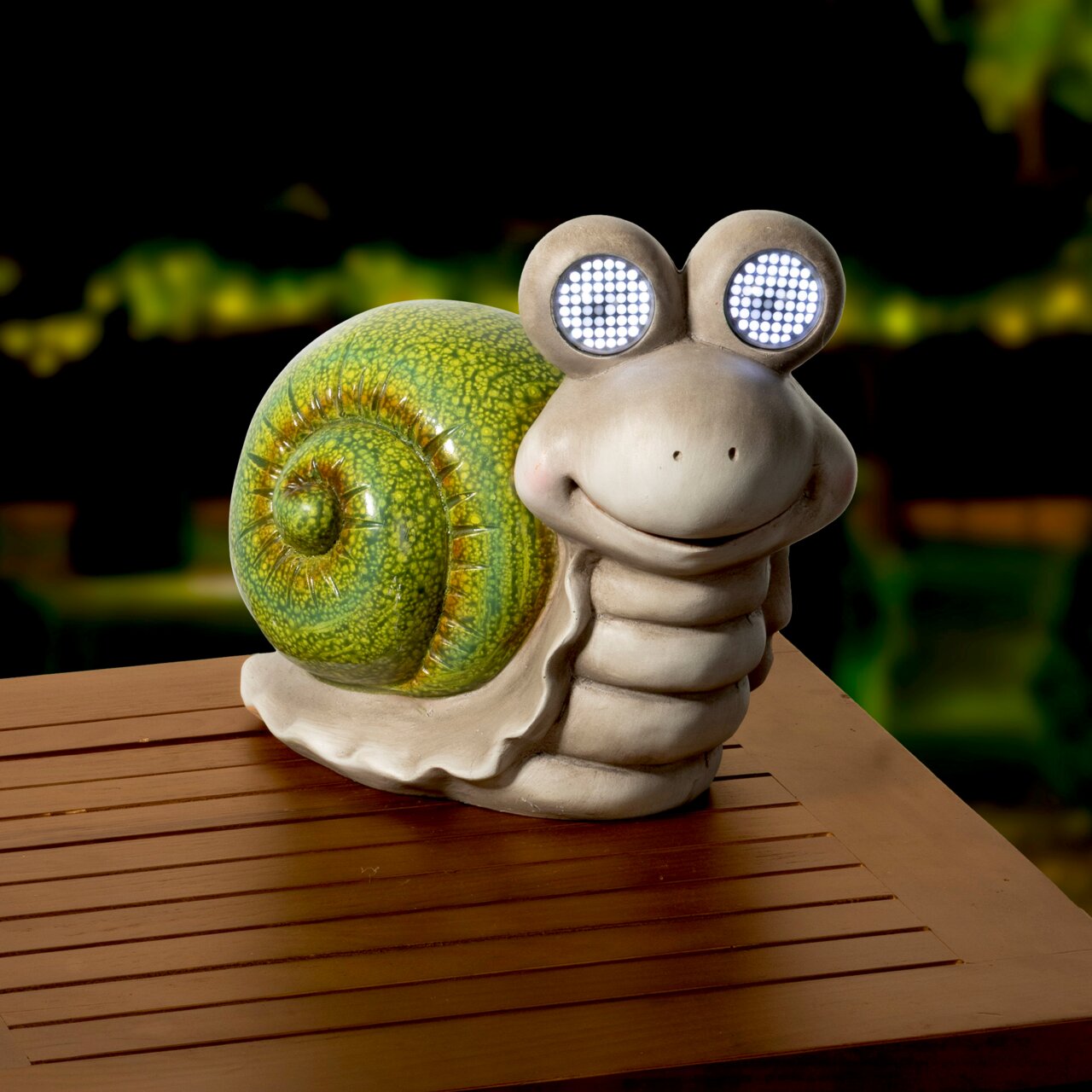 Solarbetriebene Schnecke aus Polyresin mit leuchtenden Augen, seitliche Perspektive