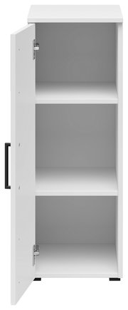Weißer Mehrzweckschrank mit geöffneter Tür, zwei Einlegeböden und seitlicher Perspektive.