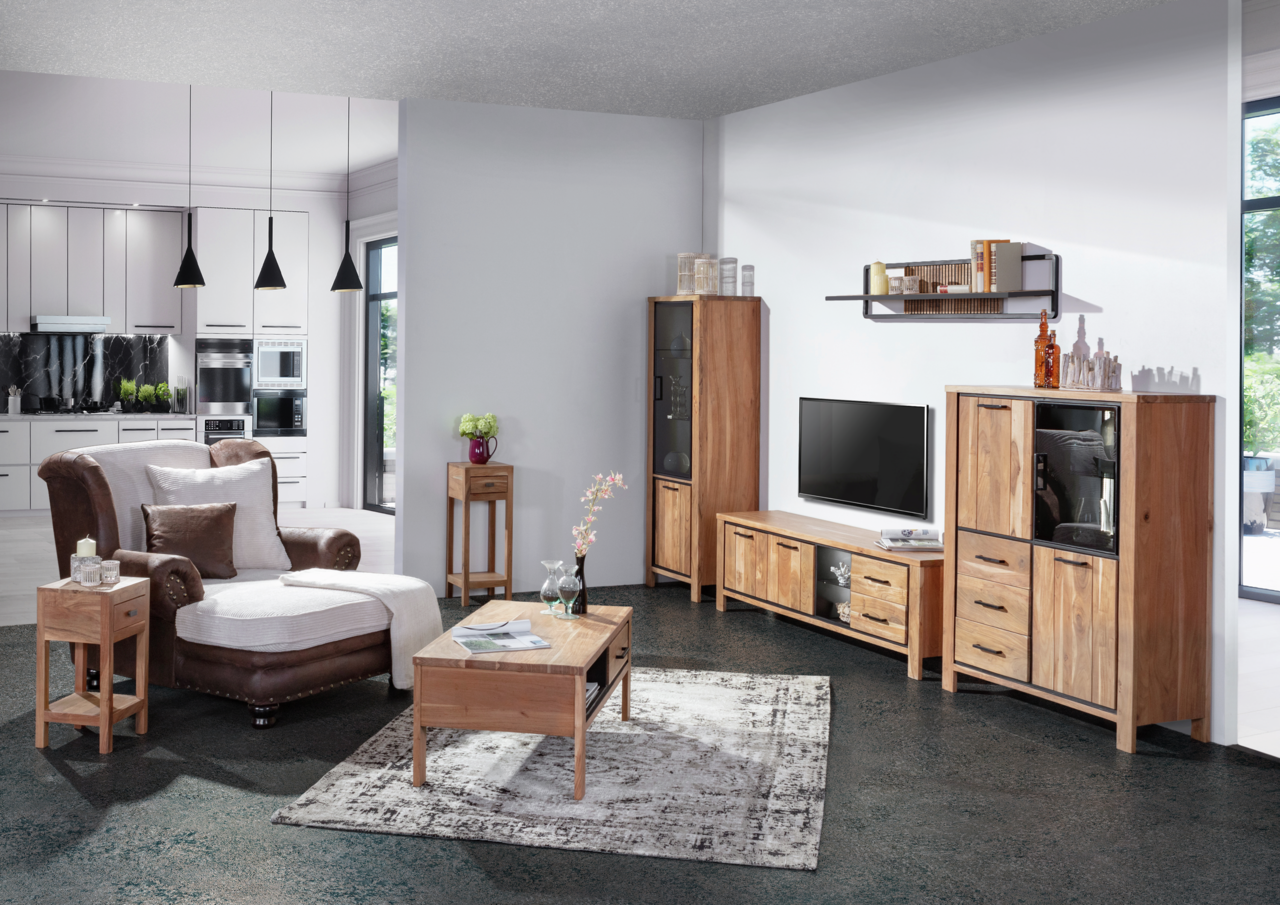 Landscape Vitrine AKAZIO Wohnzimmer mit moderner Holzmöbel-Kollektion, bestehend aus Vitrine, Sideboard, Couchtisch und Beistelltisch, in einer gemütlichen und stilvollen Einrichtung. Perspektive von vorne.