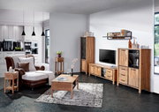 Wohnzimmer mit moderner Holzmöbel-Kollektion, bestehend aus Vitrine, Sideboard, Couchtisch und Beistelltisch, in einer gemütlichen und stilvollen Einrichtung. Perspektive von vorne.