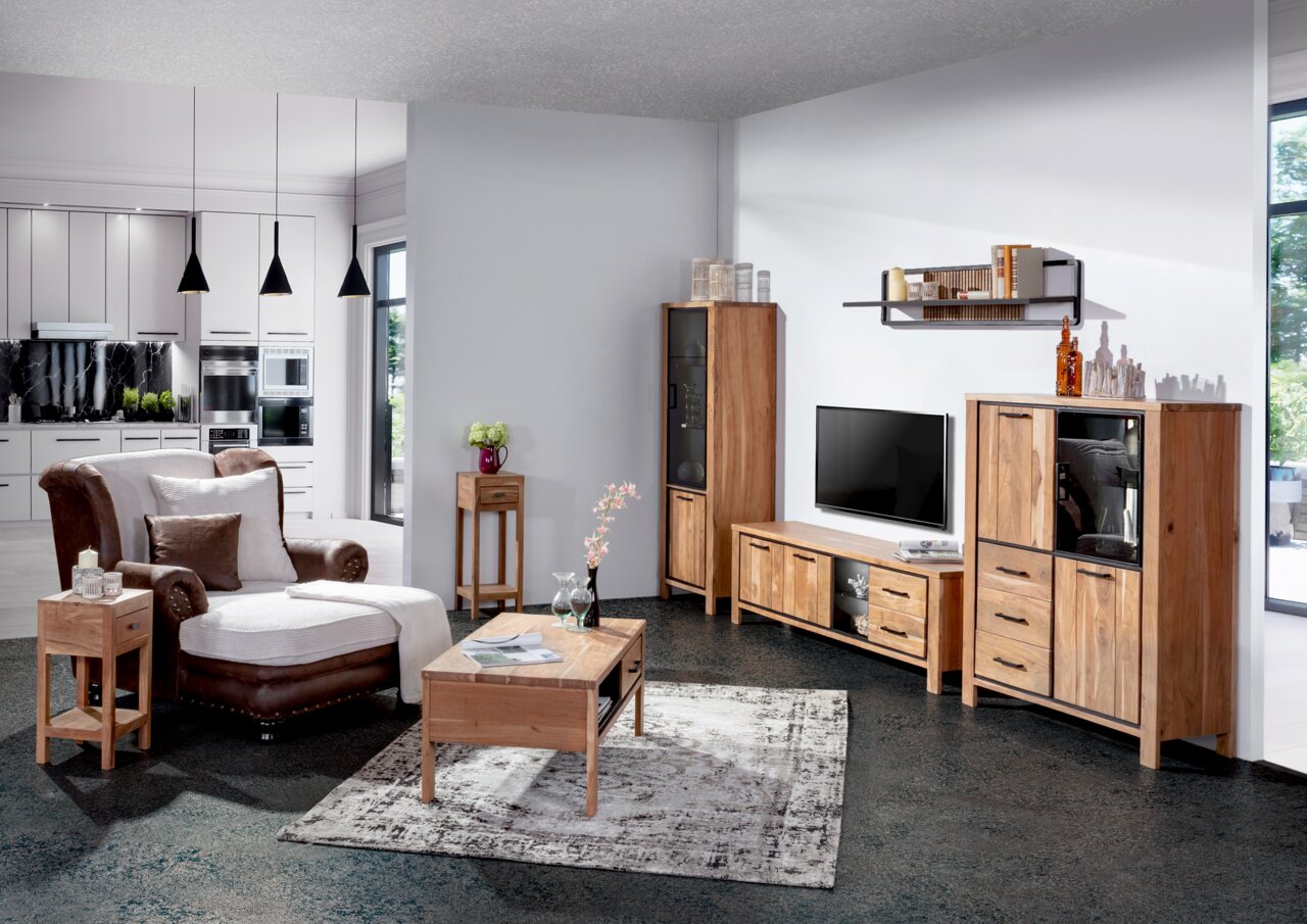 Landscape Vitrine AKAZIO Woonkamer met een moderne collectie houten meubels, bestaande uit een vitrinekast, een dressoir, een salontafel en een bijzettafel, in een gezellige en stijlvolle inrichting. Aanzicht van voren.