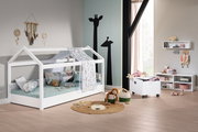 Rollbox auf Rollen in einem Kinderzimmer, gefüllt mit Spielzeug, neben einem weißen Hausbett und Regalen. Perspektive: seitlich.