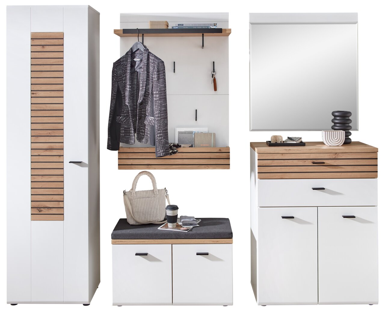 Garderobenkombination Set 80 in moderner Perspektive, bestehend aus einem hohen Schrank, einer Wandgarderobe mit Haken und Ablage, einem Sitzbank mit Stauraum und einem Spiegel mit Ablage. Die Kombination aus weißen Flächen und Holzelementen verleiht dem