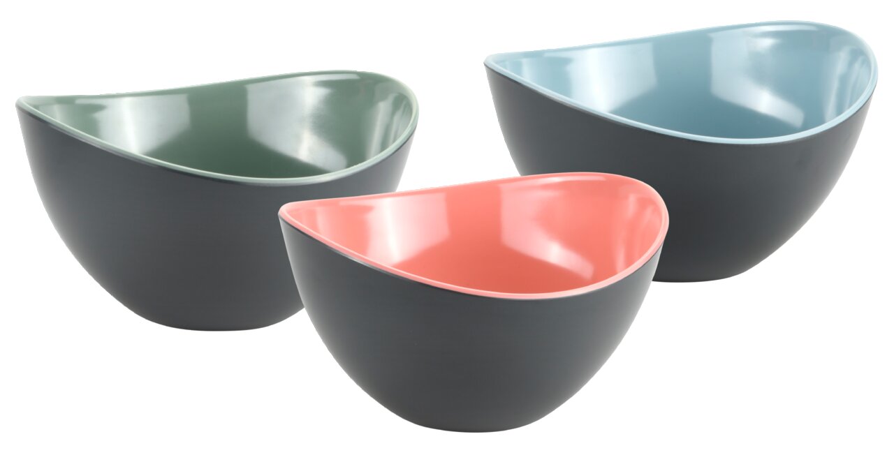 Dreiteiliges Set von Obst- und Salatschalen in verschiedenen Farben, aus seitlicher Perspektive fotografiert.