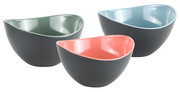 Dreiteiliges Set von Obst- und Salatschalen in verschiedenen Farben, aus seitlicher Perspektive fotografiert.