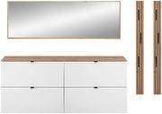 Garderoben-Set in Weiß mit Holzdetails, bestehend aus einem großen Spiegel, einem weißen Schrank mit Holzoberfläche und zwei vertikalen Holzpaneelen. Frontalansicht.