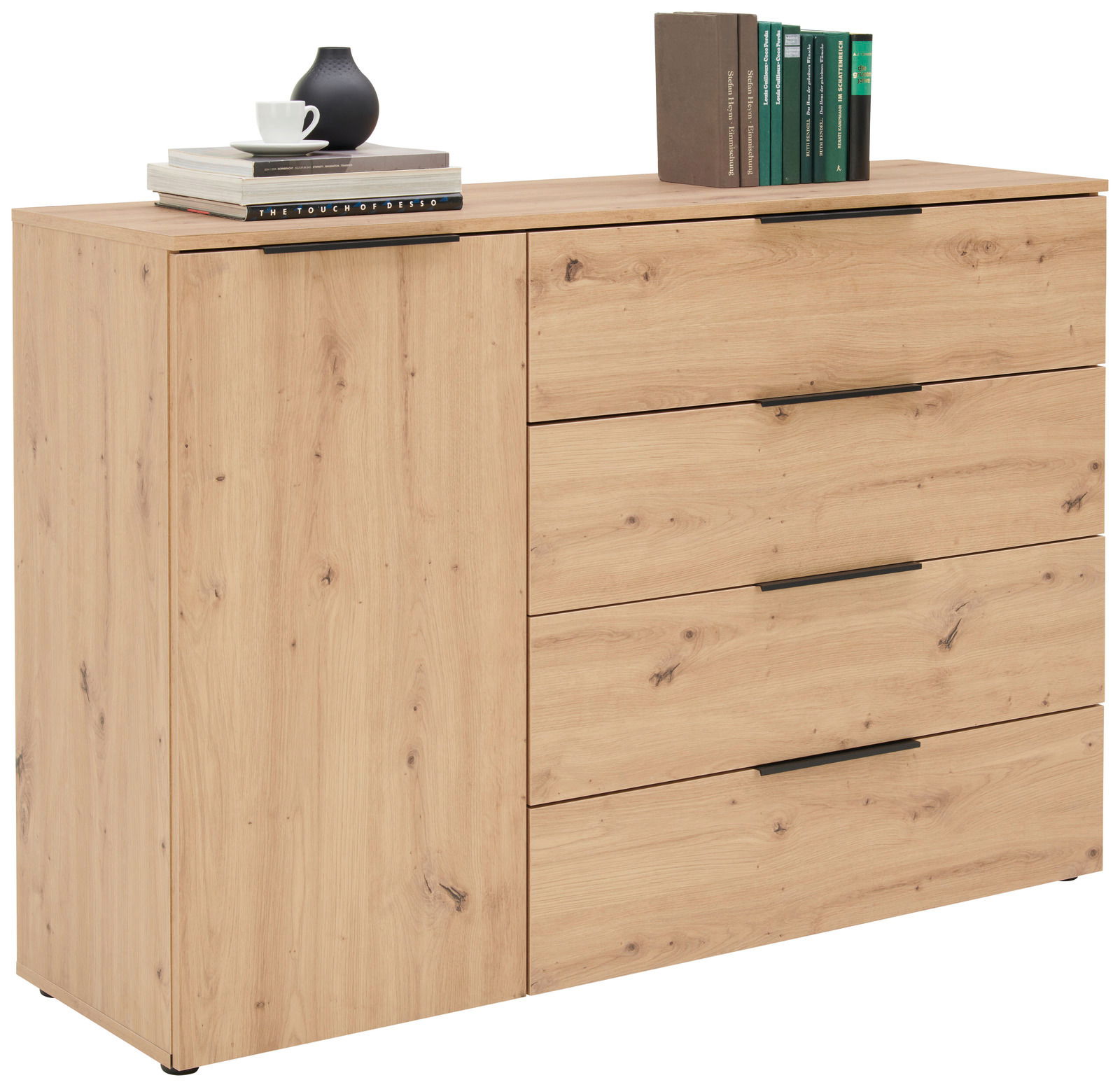 Holz-Sideboard mit vier Schubladen und einer Tür, dekoriert mit Büchern und einer Tasse, seitliche Perspektive