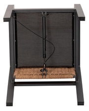 Achterkant van een loungestoel met een zwart metalen frame en een gevlochten zitting.