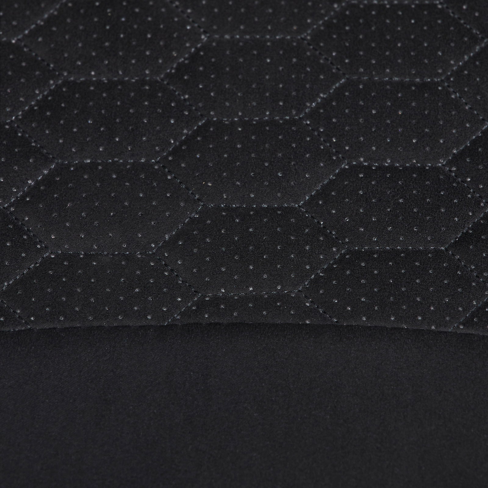 Nahaufnahme des schwarzen Gaming Stuhlbezugs mit hexagonalem Muster