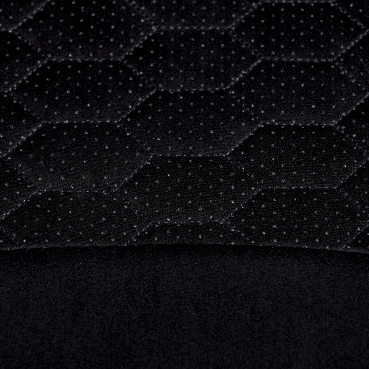 Nahaufnahme des schwarzen Gaming Stuhlbezugs mit hexagonalem Muster