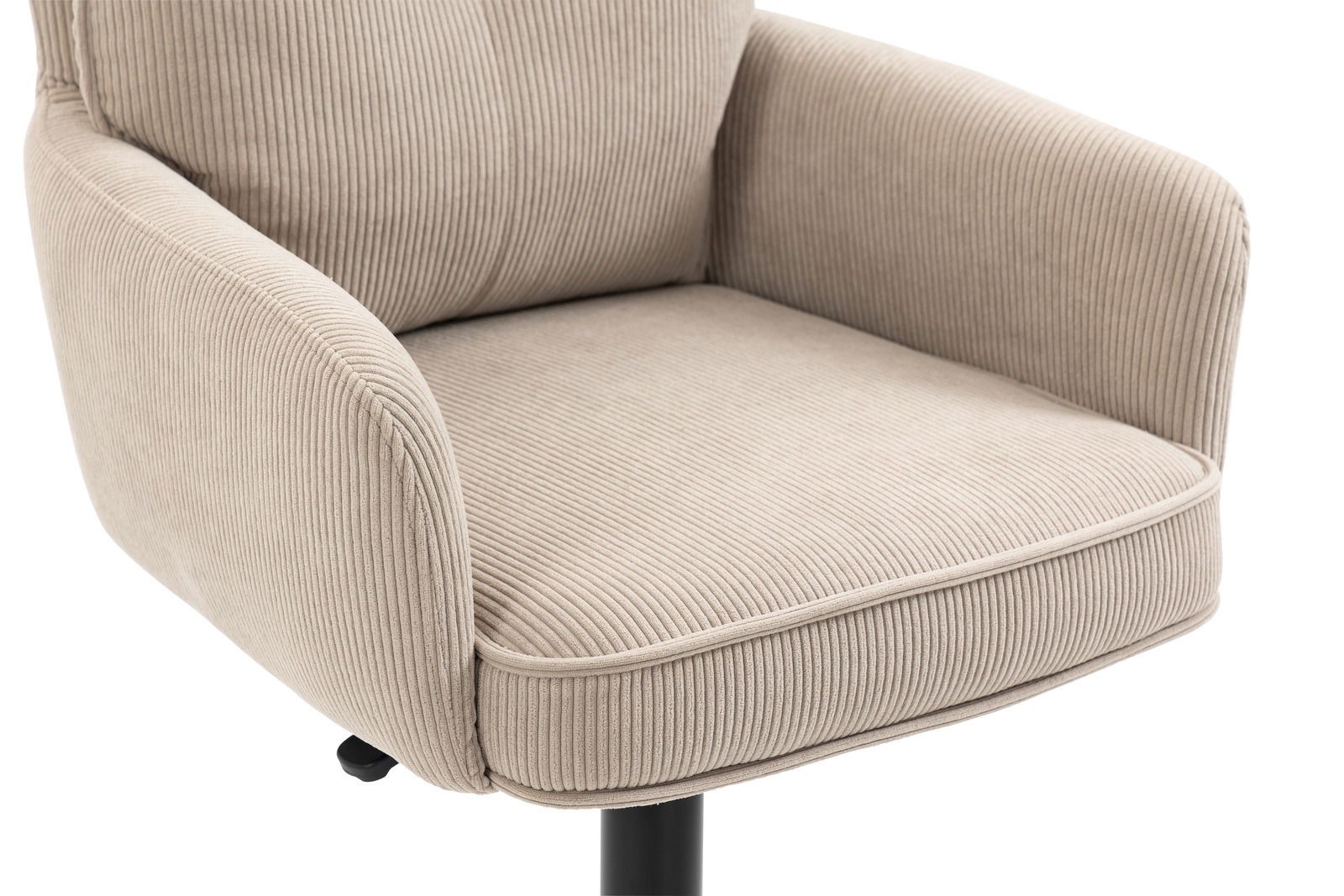 Nahaufnahme eines beigen Barhockers mit geripptem Stoffbezug und Armlehnen, seitliche Perspektive.