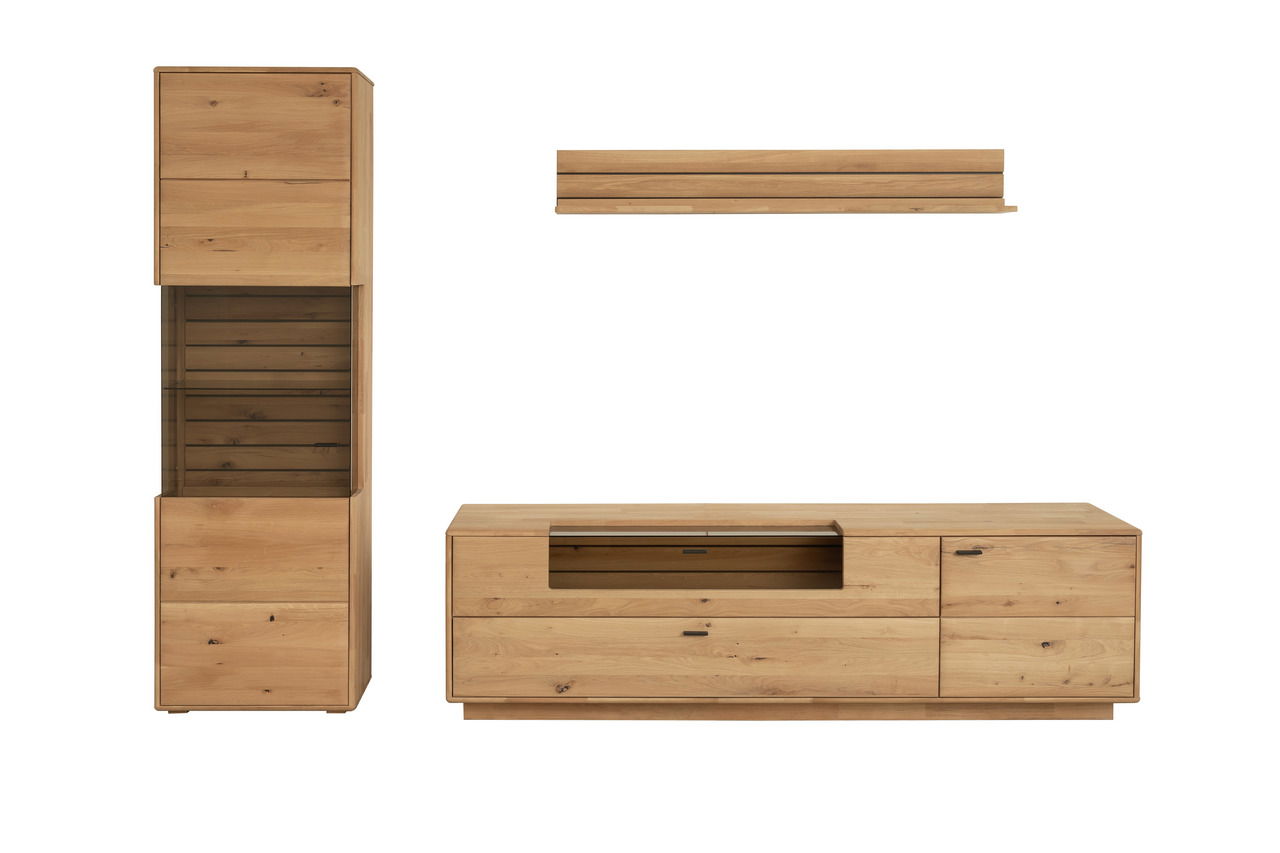 Wandkombination aus Holz, bestehend aus einem hohen Schrank, einem niedrigen Sideboard und einem Wandregal, frontal betrachtet.