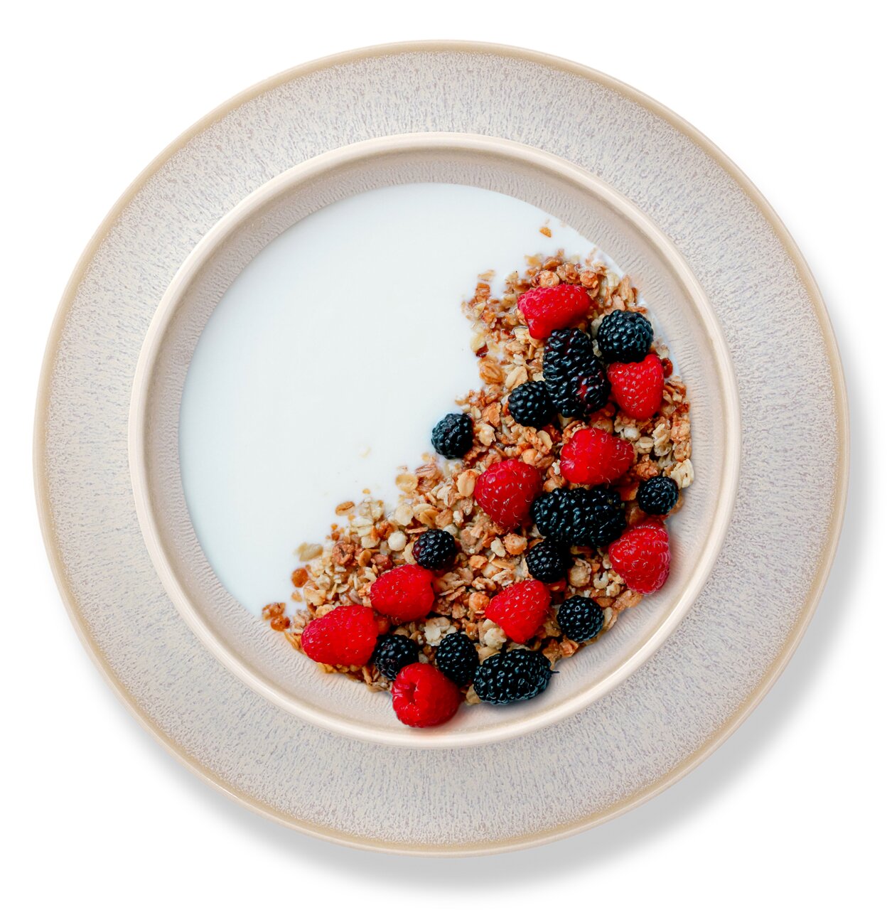 Ontbijtset Laredo (12-delig) vanuit vogelperspectief, met muesli, yoghurt en bessen op een bord.