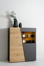 Modernes Highboard aus Holz und dunklem Material mit asymmetrischem Design, dekoriert mit schwarzen Vasen und Geschirr, seitliche Perspektive.