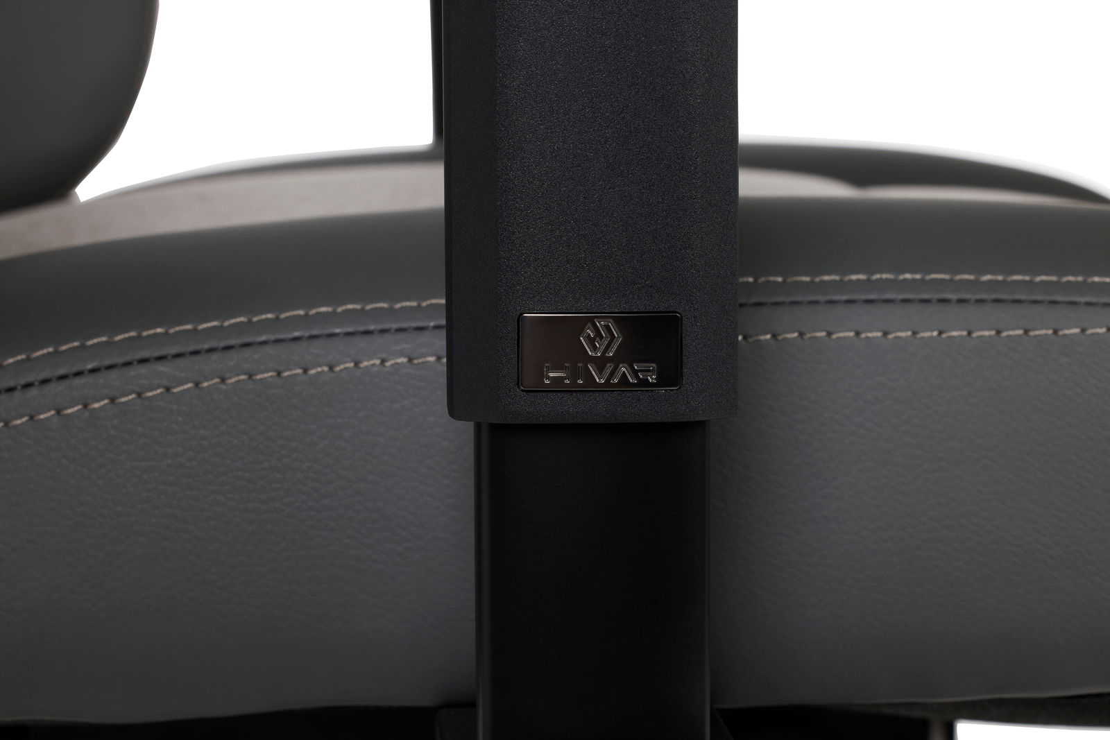 Nahaufnahme eines Gaming-Stuhls mit schwarzem Metallrahmen und grauem Polster, seitliche Perspektive.