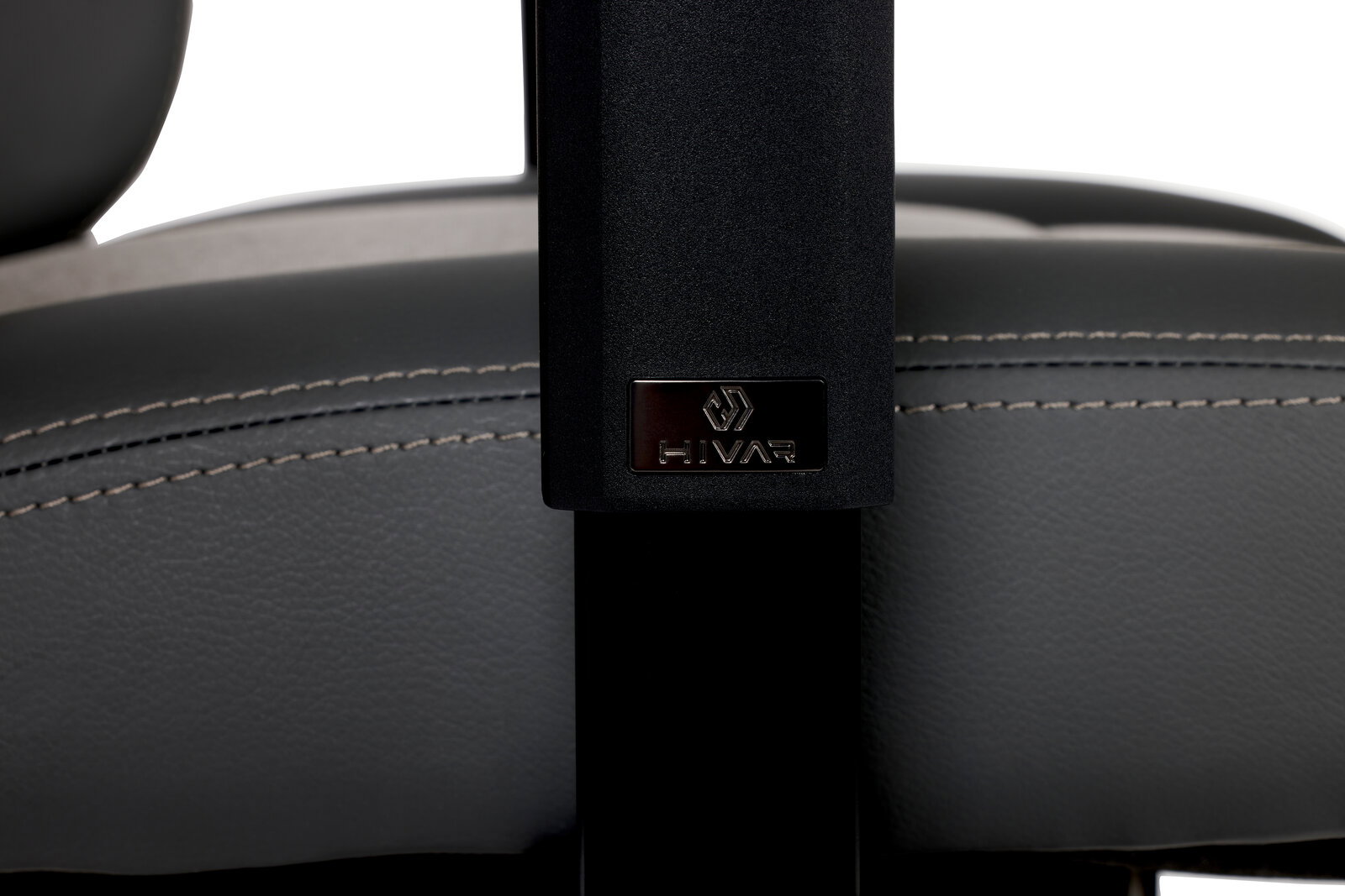 Nahaufnahme eines Gaming-Stuhls mit schwarzem Metallrahmen und grauem Polster, seitliche Perspektive.