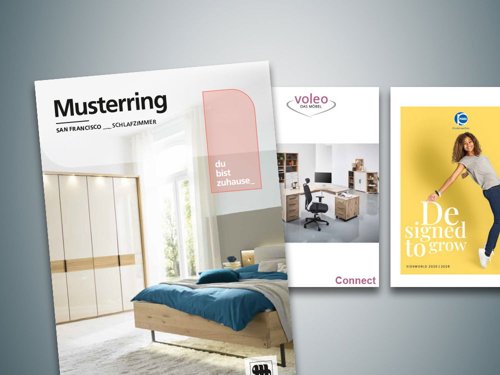 Drei Kataloge, die übereinanderliegen. Auf dem obersten Katalog „Musterring“. Die anderen Kataloge sind nur teilweise sichtbar.