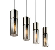 Moderne Hängeleuchte mit vier zylindrischen, metallischen Lampenschirmen in einer Reihe, aus der Seitenperspektive fotografiert.