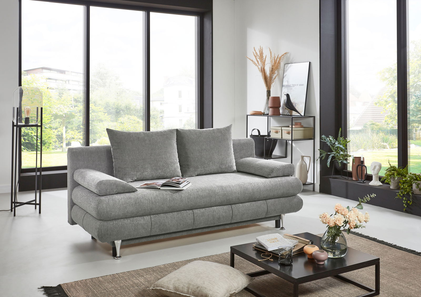 Graues Funktionssofa in modernem Wohnzimmer, seitliche Perspektive