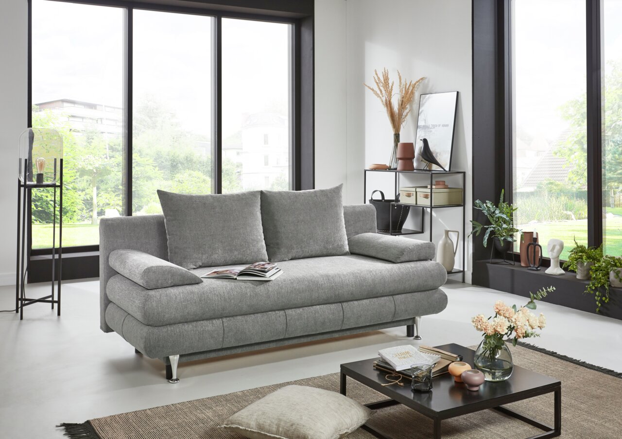 Graues Funktionssofa in modernem Wohnzimmer, seitliche Perspektive