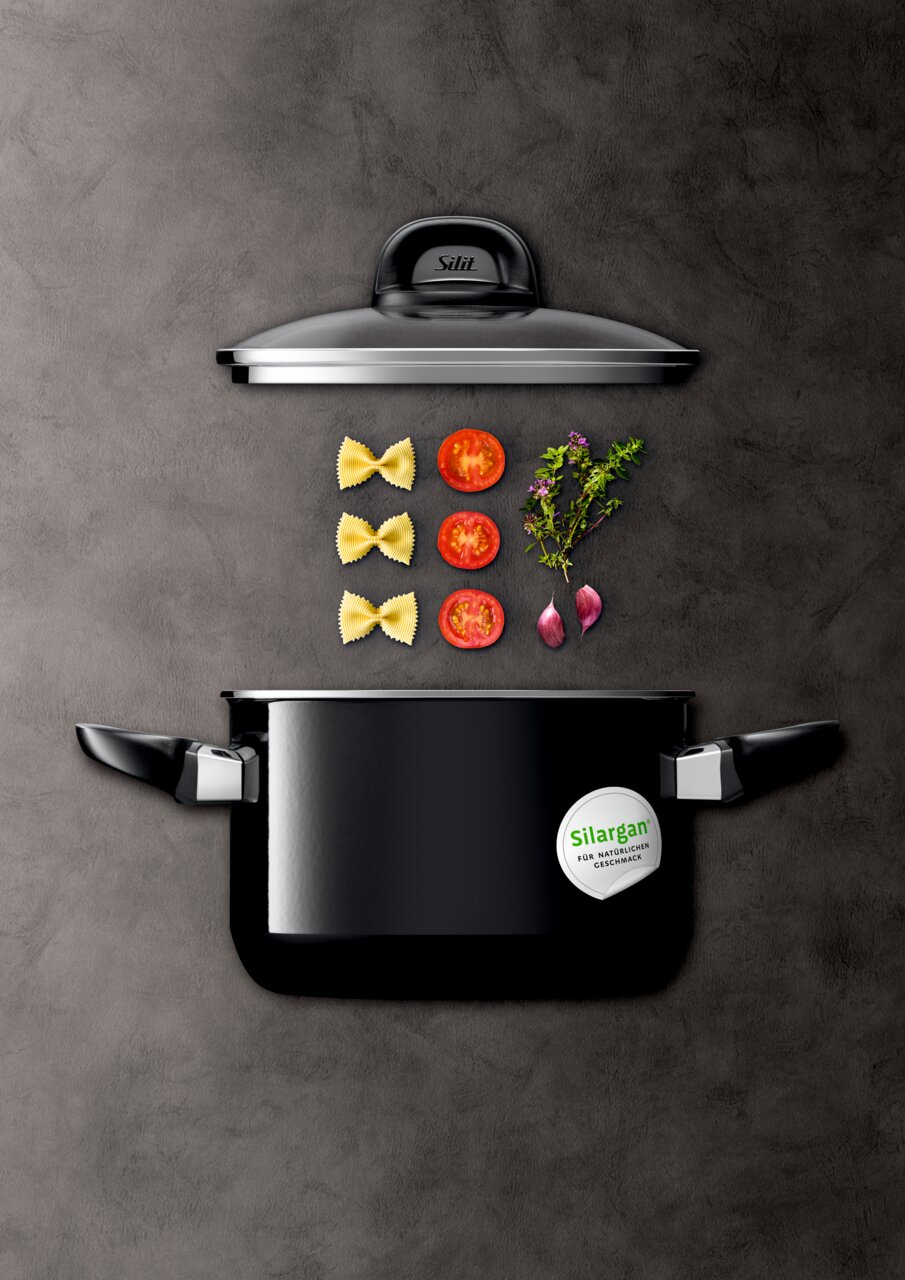 Silit Topfset 4-tlg. MODESTO Topfset Modesto Line 4tlg. in schwarzer Farbe, von oben fotografiert, mit Zutaten wie Nudeln, Tomaten, Kräutern und Zwiebeln.