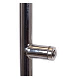 Nahaufnahme eines verchromten Metallteils einer Steh- oder Leseleuchte, seitliche Perspektive.