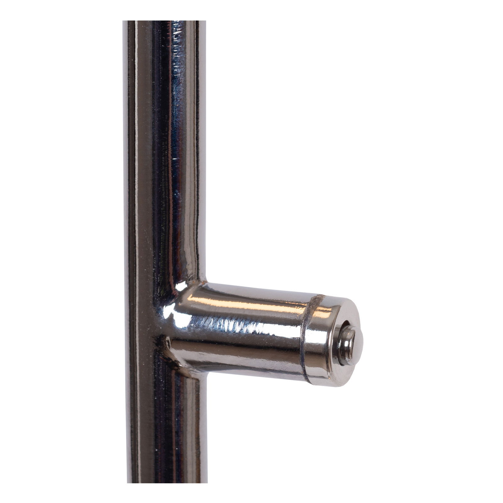 Nahaufnahme eines verchromten Metallteils einer Steh- oder Leseleuchte, seitliche Perspektive.