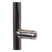 Nahaufnahme eines verchromten Metallteils einer Steh- oder Leseleuchte, seitliche Perspektive.